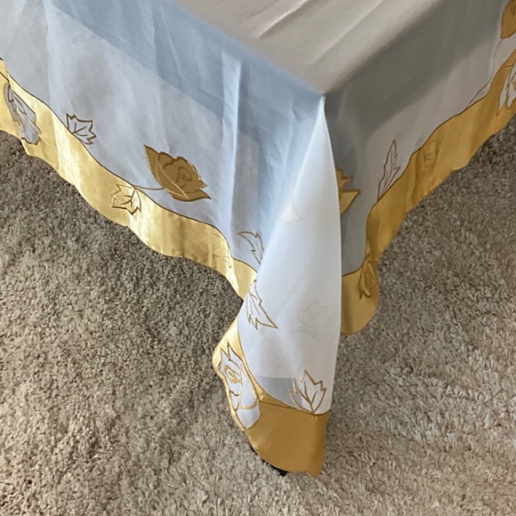 Elegant Gold-embroidered shear Tablecloth - Picture 3 of 3